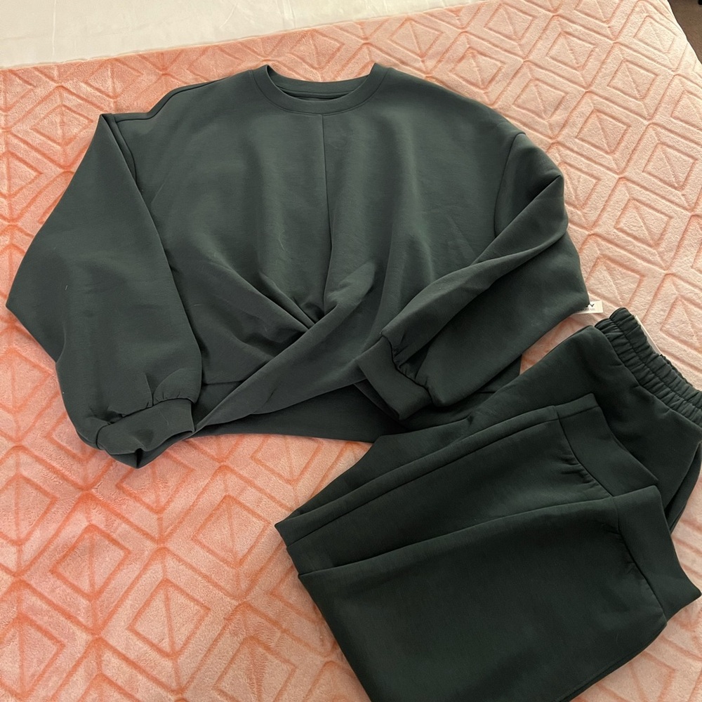 Women’s Crewneck Sweatshirt and pant set in Dark Green